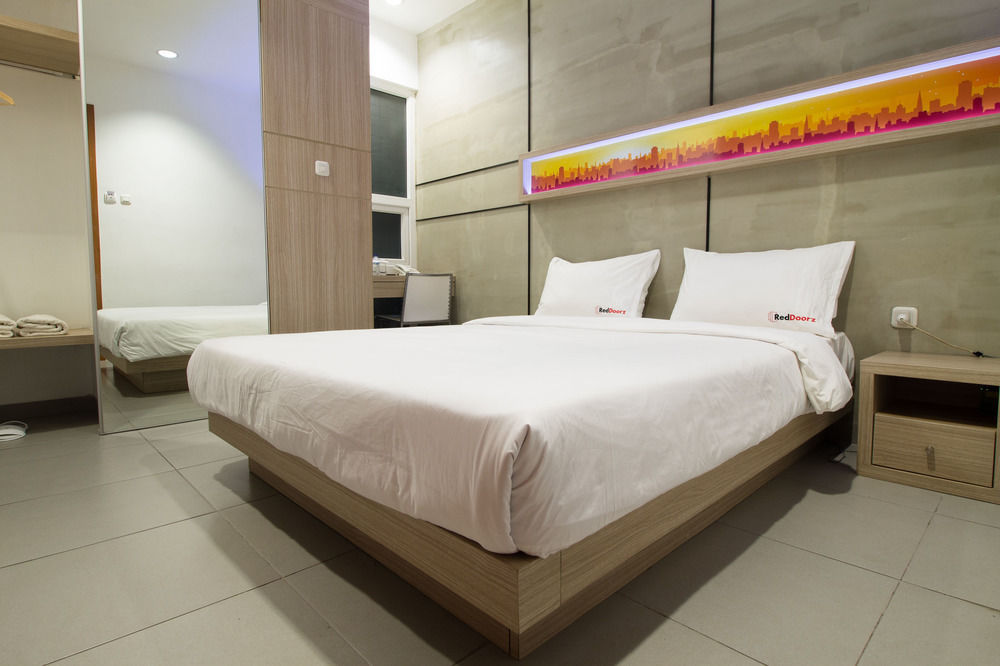 Reddoorz Plus @ Setiabudi Eight Jakarta Exteriör bild