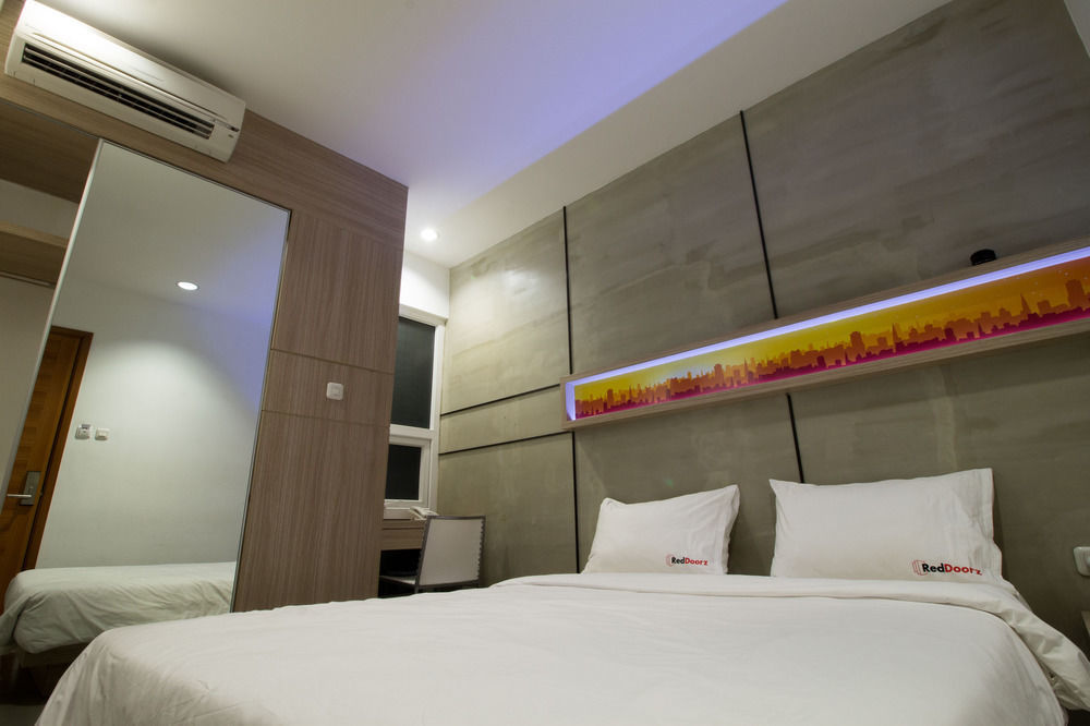 Reddoorz Plus @ Setiabudi Eight Jakarta Exteriör bild