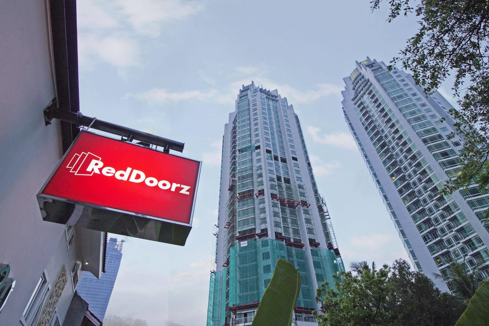 Reddoorz Plus @ Setiabudi Eight Jakarta Exteriör bild