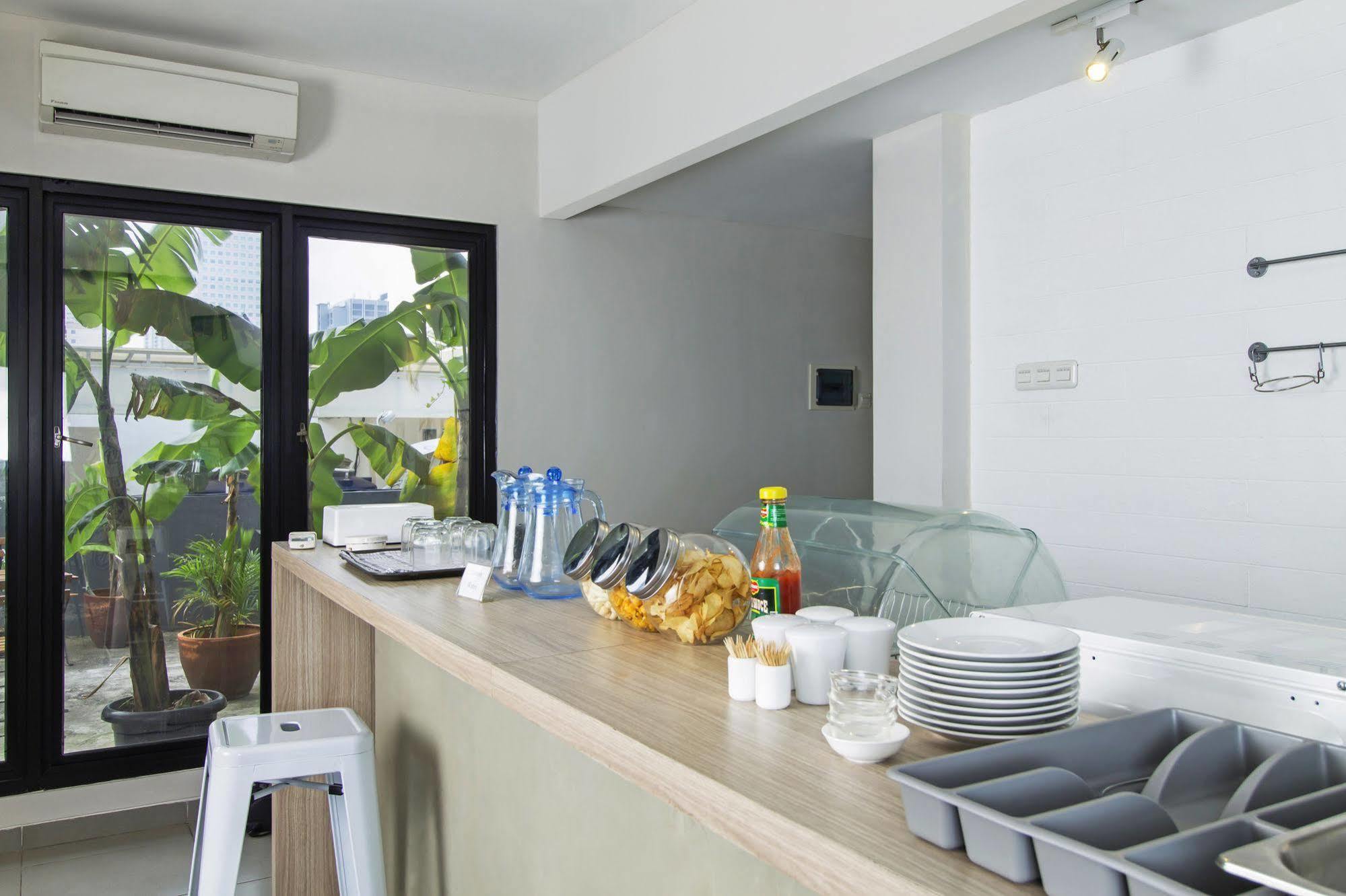 Reddoorz Plus @ Setiabudi Eight Jakarta Exteriör bild
