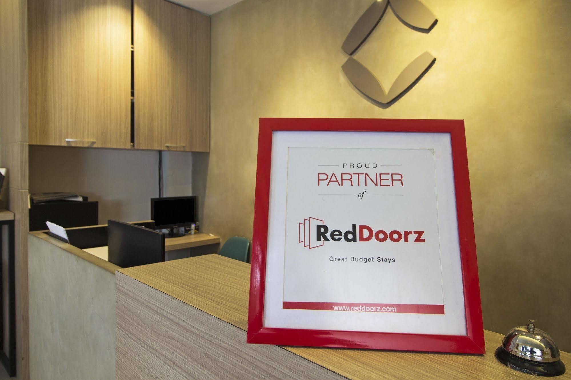 Reddoorz Plus @ Setiabudi Eight Jakarta Exteriör bild