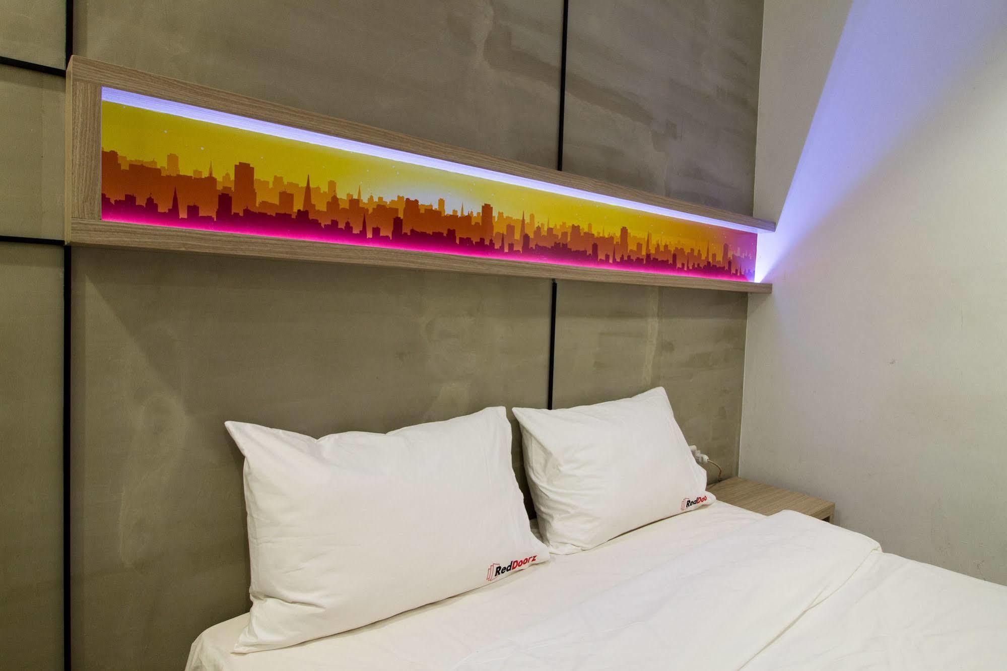 Reddoorz Plus @ Setiabudi Eight Jakarta Exteriör bild