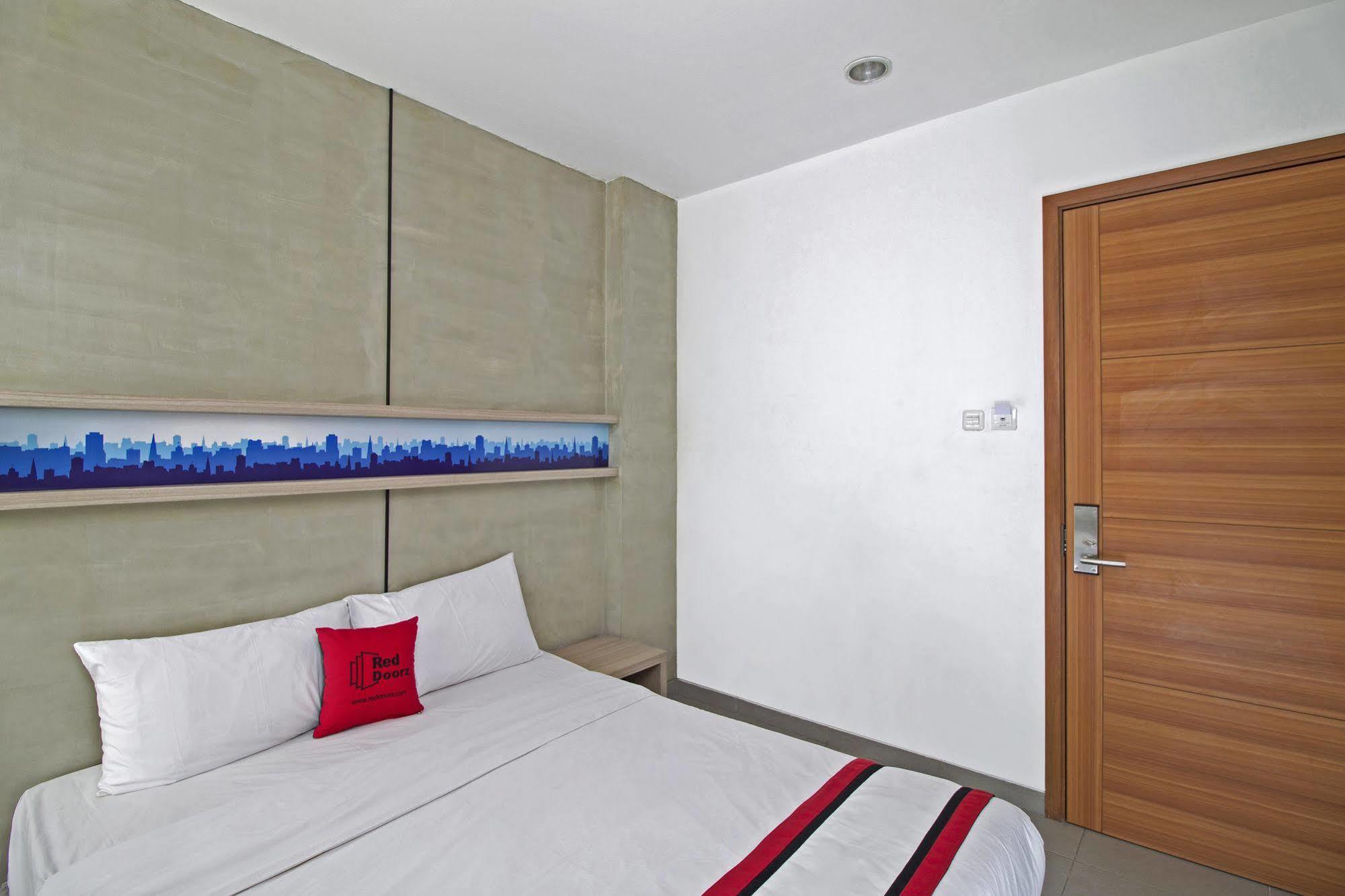 Reddoorz Plus @ Setiabudi Eight Jakarta Exteriör bild