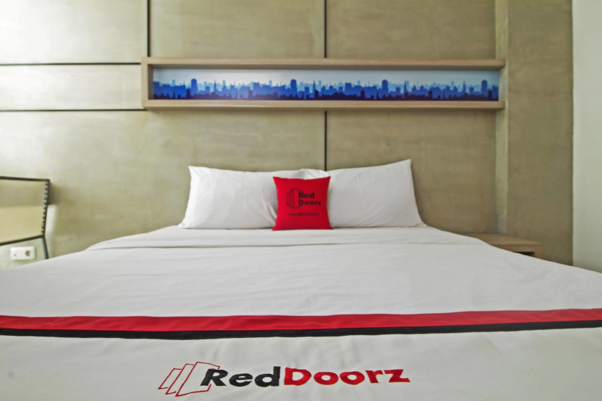 Reddoorz Plus @ Setiabudi Eight Jakarta Exteriör bild