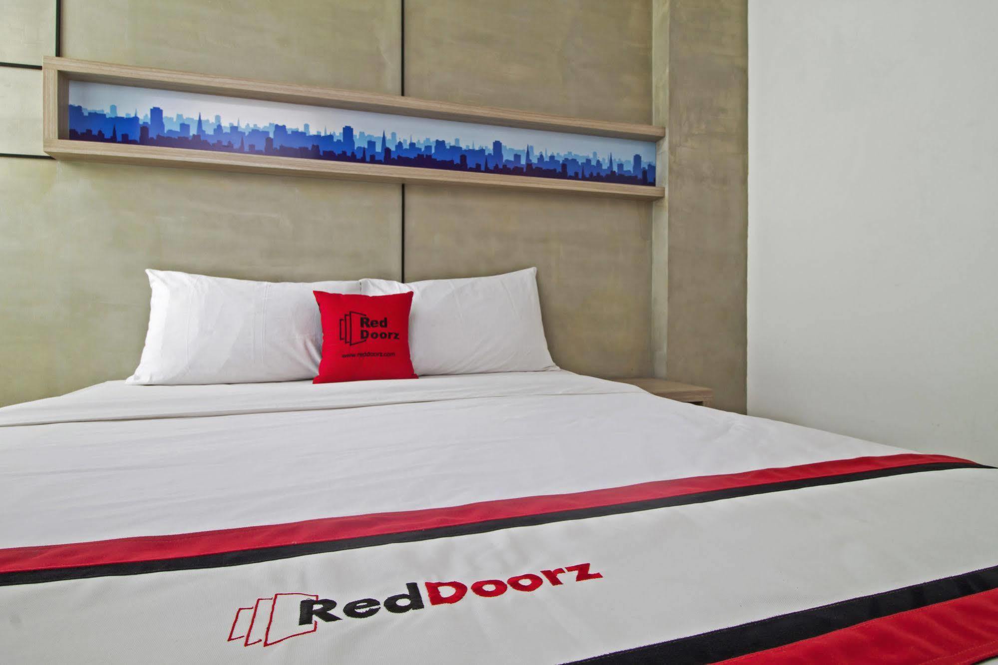 Reddoorz Plus @ Setiabudi Eight Jakarta Exteriör bild