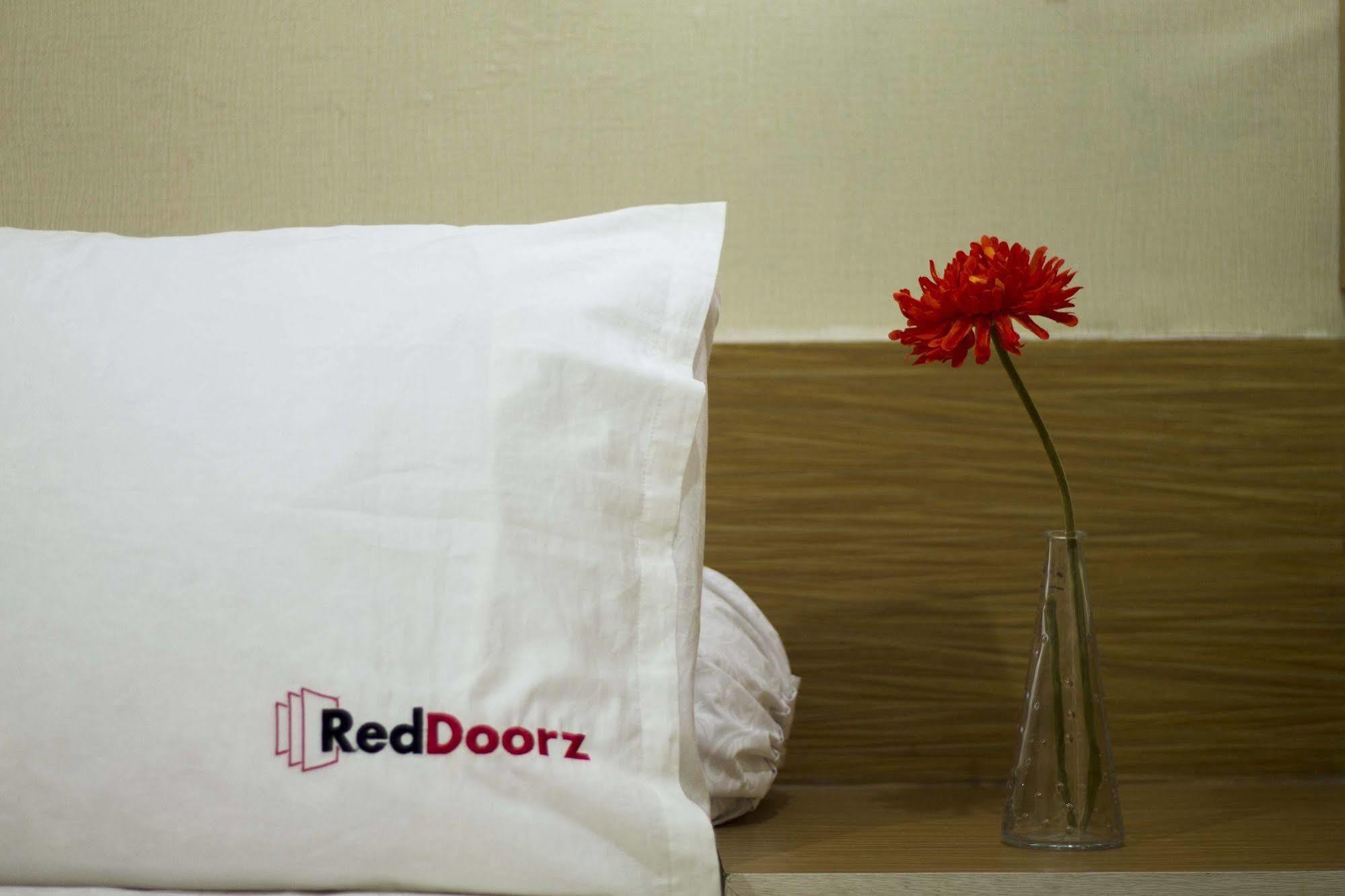 Reddoorz Plus @ Setiabudi Eight Jakarta Exteriör bild