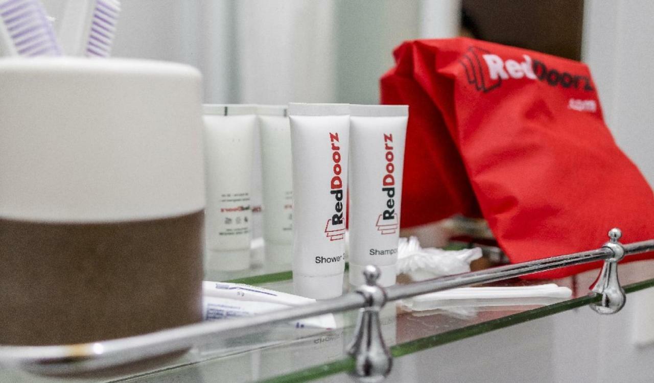 Reddoorz Plus @ Setiabudi Eight Jakarta Exteriör bild